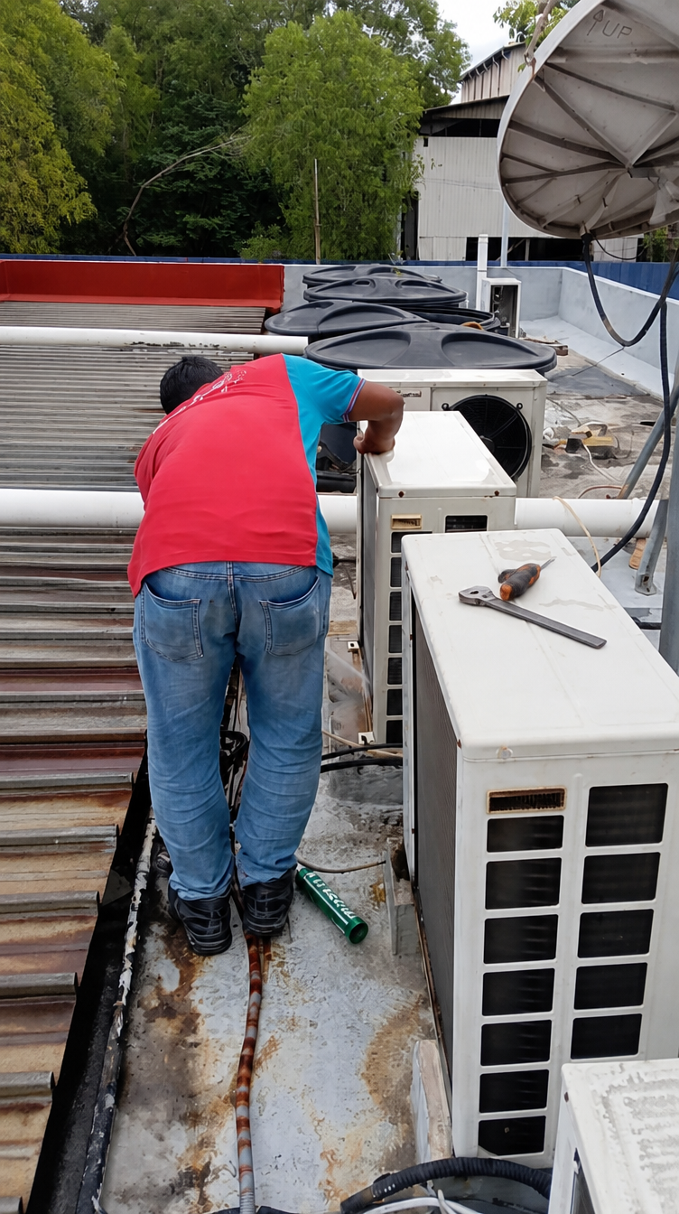 Aircond repair technician work photo